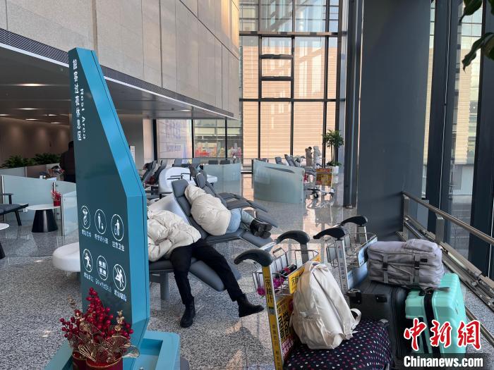 夜“躺平”休息区 温暖春运归途九游会·j9网站杭州机场推出过