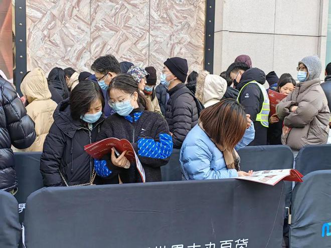 躺椅都带来了！一年一度为了……j9国际站登录彻夜排队折叠椅、(图4)