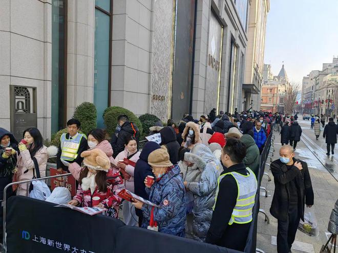 躺椅都带来了！一年一度为了……j9国际站登录彻夜排队折叠椅、(图5)