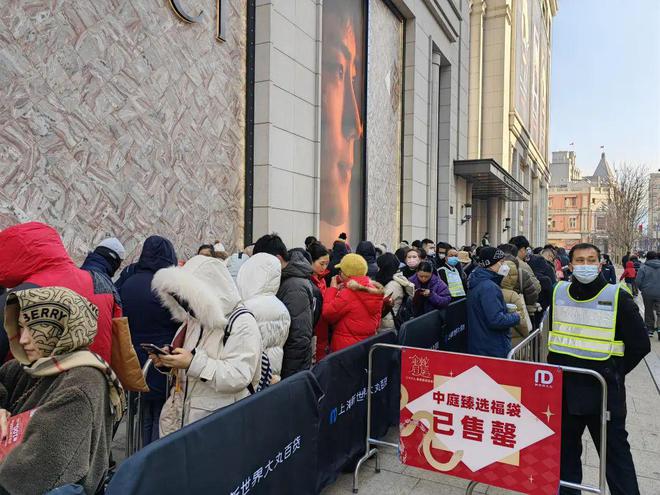 躺椅都带来了！一年一度为了……j9国际站登录彻夜排队折叠椅、(图8)